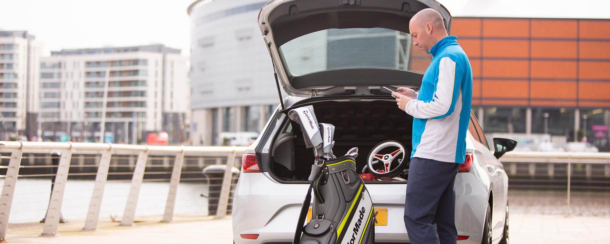 bg-onlinebooking-teetimes2 Man using his phone outside